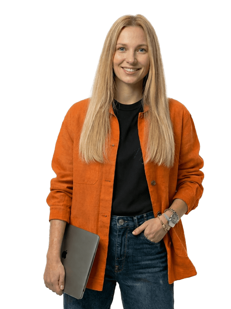 Frau mit Laptop in der Hand