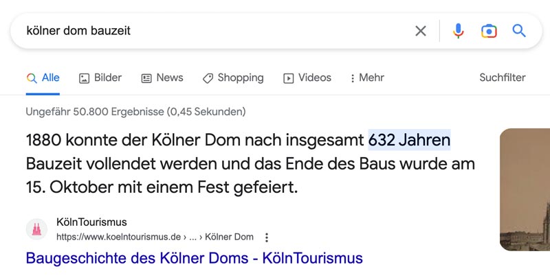 Featured Snippet / Position 0: Lange bevor es KI-Übersichten gab, hat Google mit Featured Snippets begonnen, direkte Antworten zu liefern. Im Gegensatz zur umfassenden AI Overview, die eine Frage komplett beantwortet, hebt das Featured Snippet einen konkreten Textausschnitt von einer einzigen Webseite hervor, um eine spezifische Frage zu beantworten. Es wird oft unterhalb der Anzeigen und AI Overviews angezeigt. Wichtig zu wissen: Eine Webseite, die im Featured Snippet erscheint, nimmt die oberste organische Position ein und wird nicht zusätzlich auf der ersten Ergebnisseite gelistet. Klickt der User auf den dazugehörigen Link, wird ihm sofort die entsprechende Textstelle farblich markiert angezeigt und er kann sich im Kontext der Website weiter informieren.