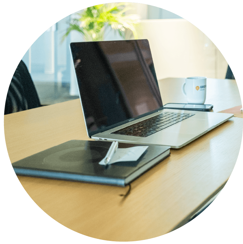 Arbeitsplatz mit Büroutensilien